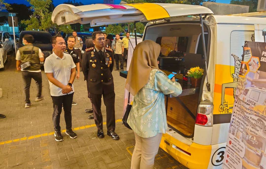 Kapolresta Sidoarjo saat cek layanan SKCK keliling online di mall. (Foto: Aini Arifin/Ngopibareng.id)