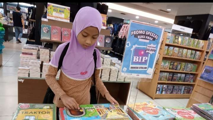 Memotivasi anak sejak dini agar mencitai buku bermutu dan gemar membaca merupakan jalan menuju cerdas dalam memahami  ilmu pengetahuan (Foto: Asmanu Sudarso/ngopibareng.id)