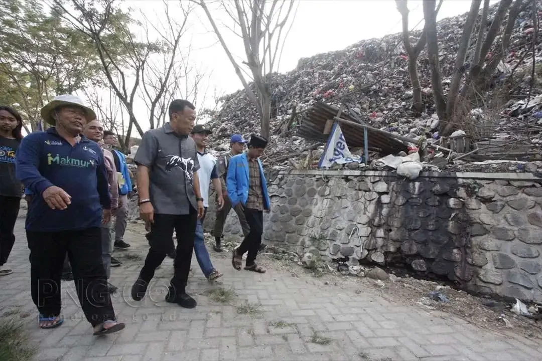 Bupati Ponorogo Sugiri Sancoko saat memantau langsung sampah gunungan di TPST Mrican, Ponorogo, Selasa 21 Maret 2023 silam. (Foto: Istimewa)