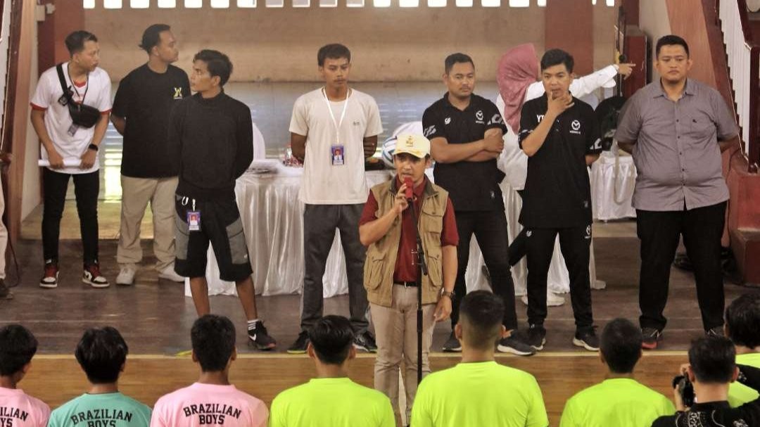 Wakil Walikota Pasuruan saat membuka turnamen futsal antar perusahaan se-Kota Pasuruan pada Jumat, 31 Mei 2024 bertempat di GOR Untung Suropati.