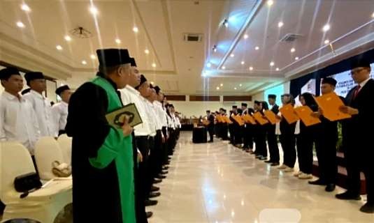 Sebanyak 219 PKD Pilkada Serentak 2024 (baju putih) dilantik dan diambil sumpah oleh 23 Panwascam Bondowoso. (Foto: Guido/Ngopibareng.id)