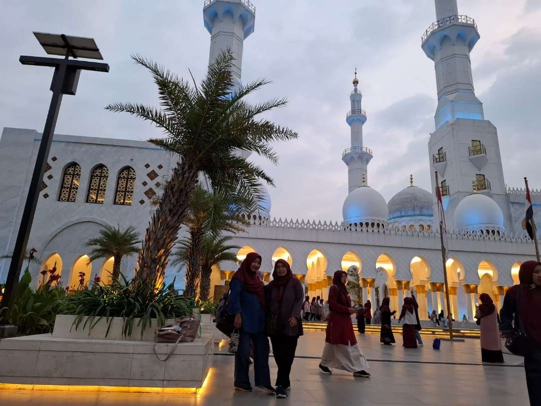 Masjid Syaikh Zeyed Surakarta, hadiah Raja Uni Emirat Arab (UEA) yang mencerminkan persaudaraan dengan Indonesia. (Foto:adi/ngopibareng.id)