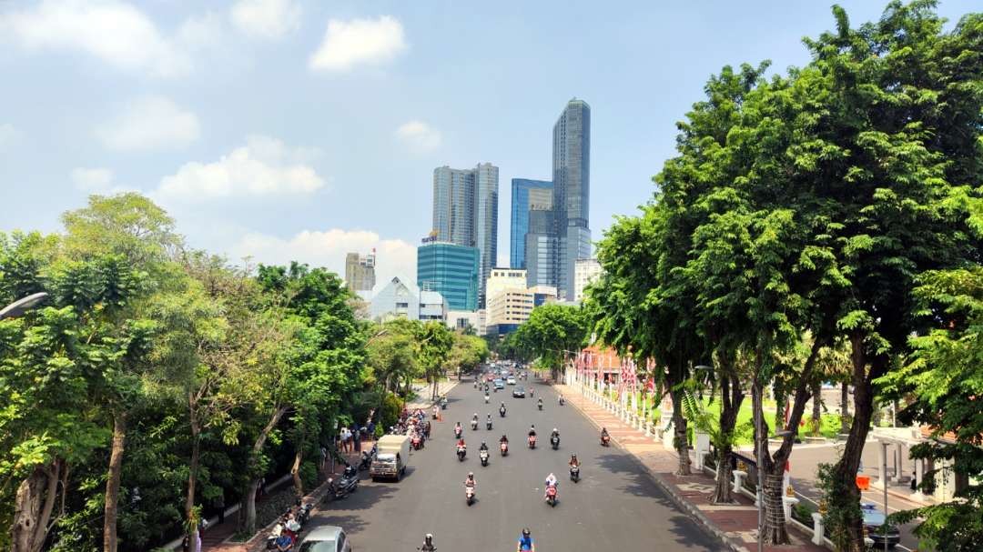 Suasana panas di Surabaya. (Foto ilustrasi: Fariz Yarbo/Ngopibareng.id)