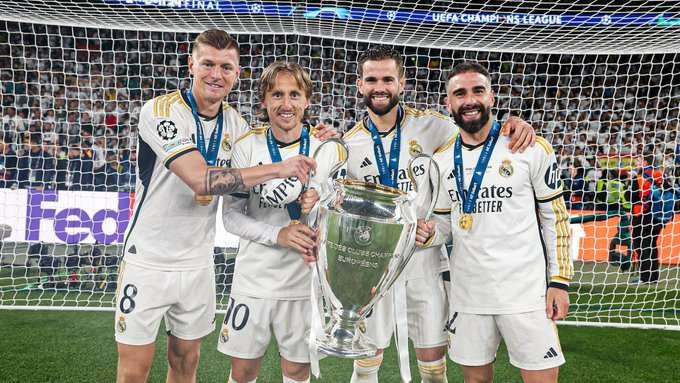 Para pemain Real Madrid (dari kiri), Toni Kroos, Luka Modric, Nacho Fernandez dan Dani Carvajal, berpose bersama trofi Liga Champions 2023-2024. (Foto: X/@realmadrid)