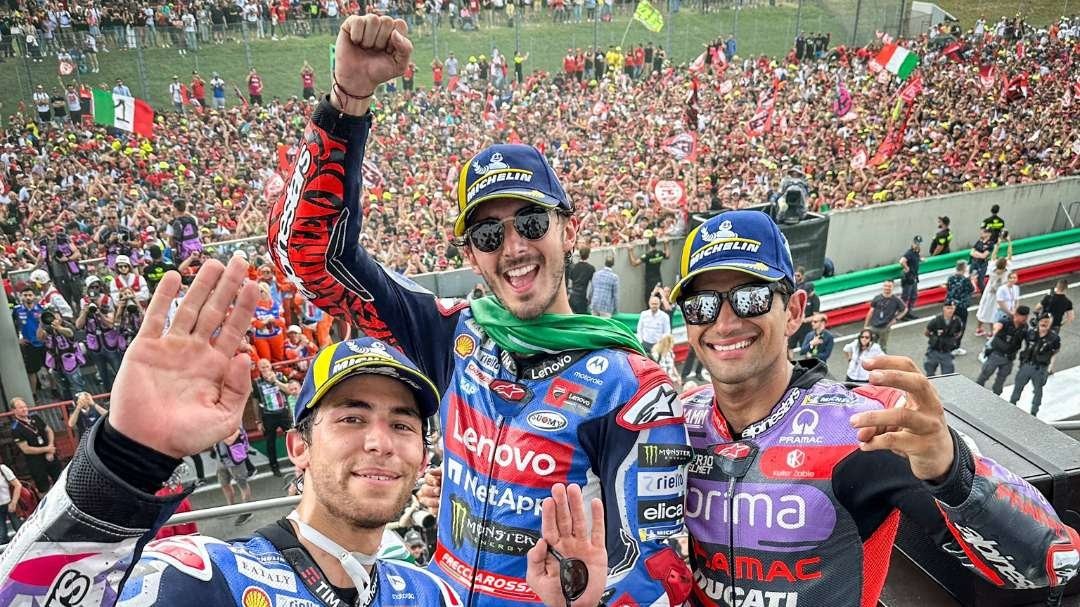 Francesco Bagnaia (tengah) juara MotoGP Italia, Minggu 2 Juni 2024. (Foto: X MotoGP)