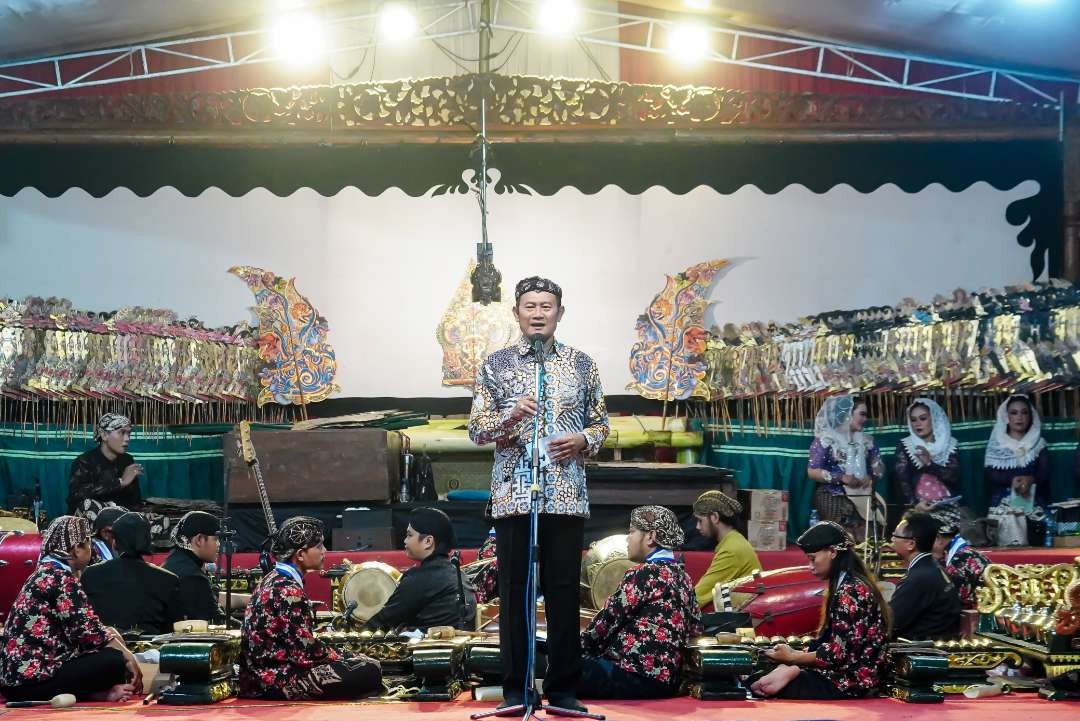 Bupati Lamongan saat membuka pagelaran wayang kulit dalam rangka Hari Jadi Lamongan (HJL) 455 sekaligus sosialisasi gempur rokok ilegal. (Foto: Istimewa)