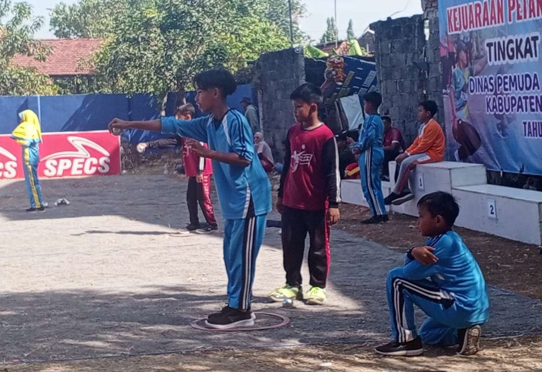 Para atlet cabor petanque sedang memeragakan aksinya di kejuaraan petanque Bupati Cup Lamongan 2024. (Foto: Imron Rosidi/Ngopibareng.id)