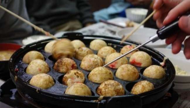 Takoyaki camilan khas Jepang yang membumi bentuknya menyerupai cilok dan tahu bulat, makin disukai (Foto: Asmanu Sudarso/ngopibareng.id)