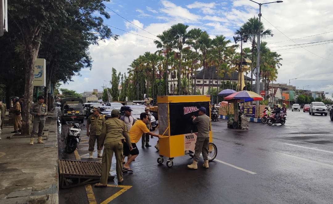 Satpol PP saat mengimbau PKL Alun-alun Jember berpindah ke Jalan Kartini (Foto: Dok Satpol PP Jember)