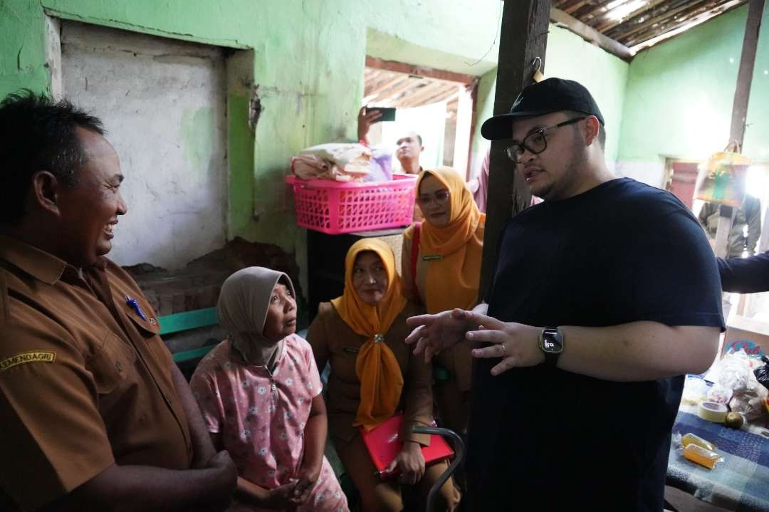 Bupati Kediri, Hanindhito Himawan Pramana membangun rumah janda yang hidup sebatang kara. (Foto: Istimewa)