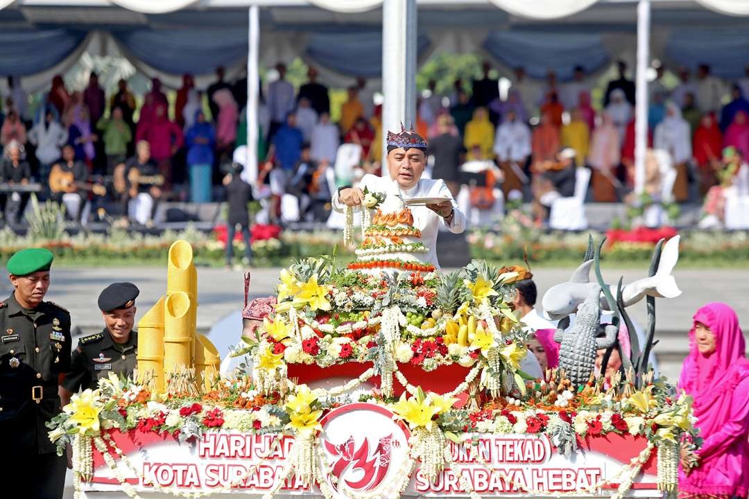 Walikota Surabaya, Eri Cahyadi potong tumpeng di Hari Jadi Kota Surabaya (HJKS) ke-731, Jumat 31 Mei 2024. (Foto: Istimewa)