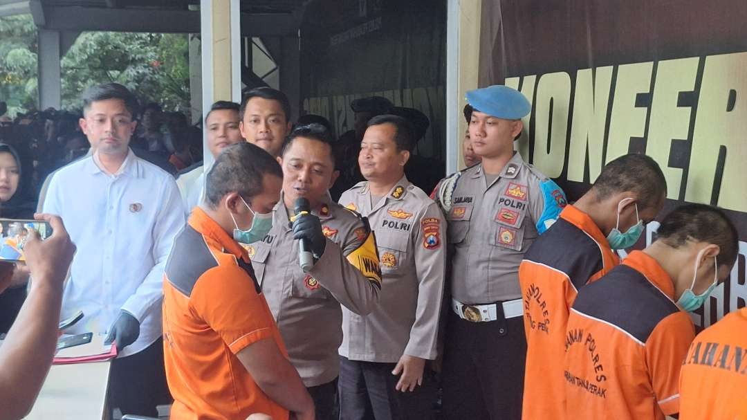 Wakapolres Pelabuhan Tanjung Perak, Kompol Adi Bayu Aji saat menginterogasi salah seorang tersangka kerusuhan di Jalan Kedung Cowek, Surabaya. (Foto: Julianus Palermo/Ngopibareng.id)