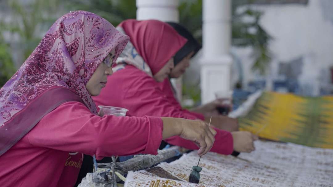 Ibu rumah tangga di Desa Sambiroto, Bojonegoro, tampak serius membuat batik tulis. (Foto: istimewa)