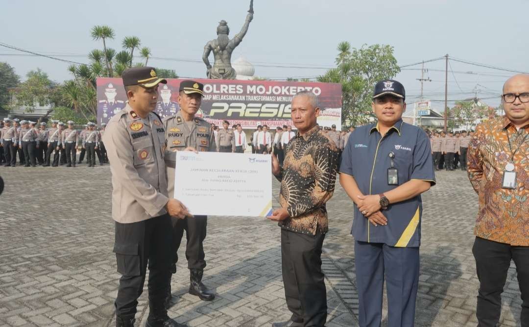 Penyerahan santunan usai apel di Halaman Polres Mojokerto.(Foto Deni Lukmantara/Ngopibareng)