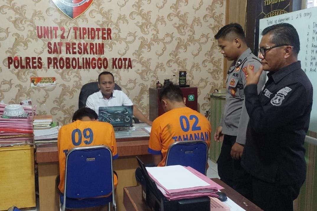 Dua terduga pelaku tawuran antar geng saat diperiksa di Mapolres Probolinggo Kota. (Foto: Ikhsan Mahmudi/Ngopibareng.id)