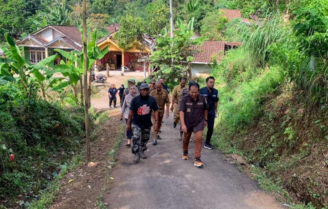 Bupati Jember Hendy Siswanto saat mengecek pengerjaan proyek perbaikan jalan di Dusun Pakel, Desa Sucopangepok (Foto: Dok Diskominfo Jember)