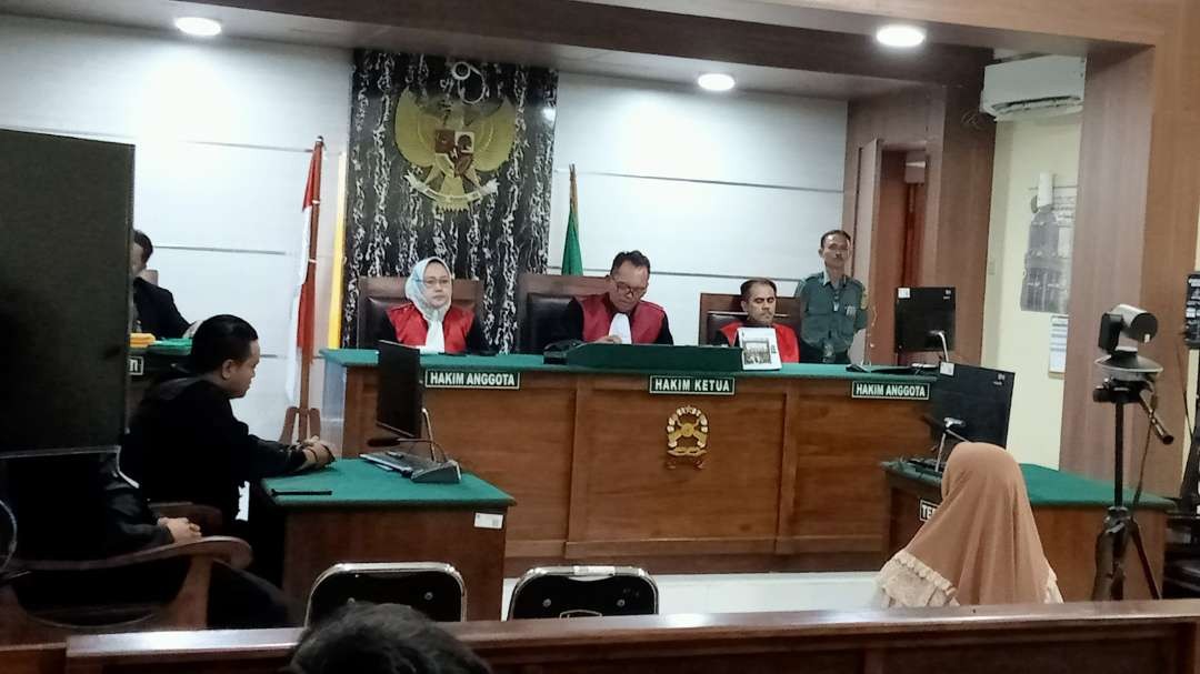 Mbok Darmi menjalani sidang putusan di Pengadilan Negeri (PN) Tuban (Khoirul Huda/Ngopibareng.id)