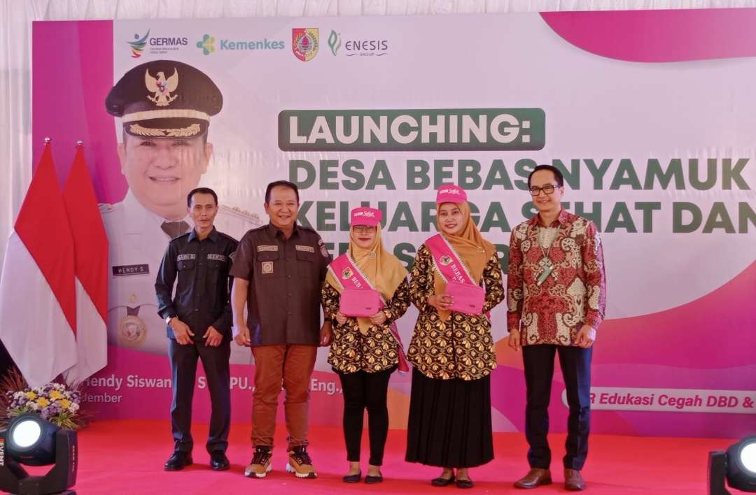 Bupati Jember Hendy Siswanto saat berfoto bersama dengan perwakilan kader jumantik dan Ceo Enesis Group (Foto: Rusdi/Ngopibareng.id)