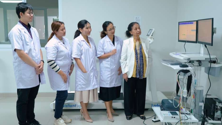 Dekan FK UK Petra, Prof. Dr. dr. Nancy Margarita Rehatta (paling kanan), Dekan FK UK Petra saat diskusi di Laboratorium Fisiologi, UK Petra. (Foto: Humas UK Petra)