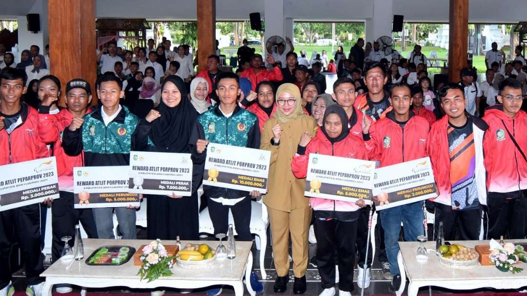 Bupati Banyuwangi bersama para atlet yang mendapatkan reward pada Porprov dan Peparprov (Foto: Istimewa)