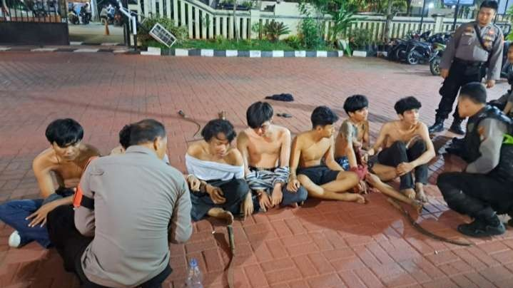 Pelaku tawaran ditangkap dan diidentifikasi oleh anggota Polres Metro Jakarta Utara. (Foto: Dokpol)