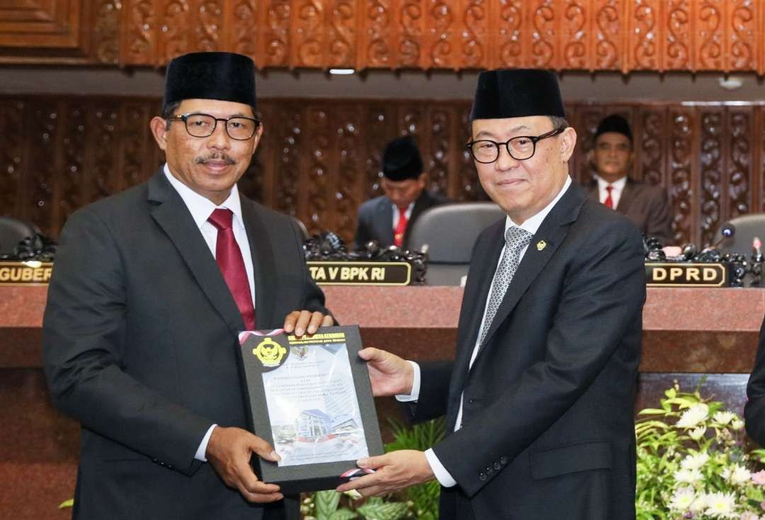 Penjabat Gubernur Jawa Tengah Nana Sudjana saat menerima Laporan Hasil Pemeriksaan dari Anggota V BPK RI Ahmad Noor Supit. (Foto: Pemerintah Provinsi Jawa Tengah)