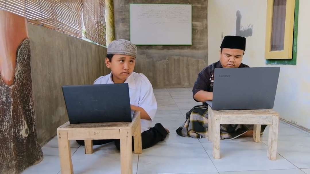 Pengasuh Pesantren Inklusi Sabilillah Probolinggo, Ustadz Muhammad Mahin bersama para santri berkebutuhan khusus. (Foto: Ikhsan Mahmudi/Ngopibareng.id)