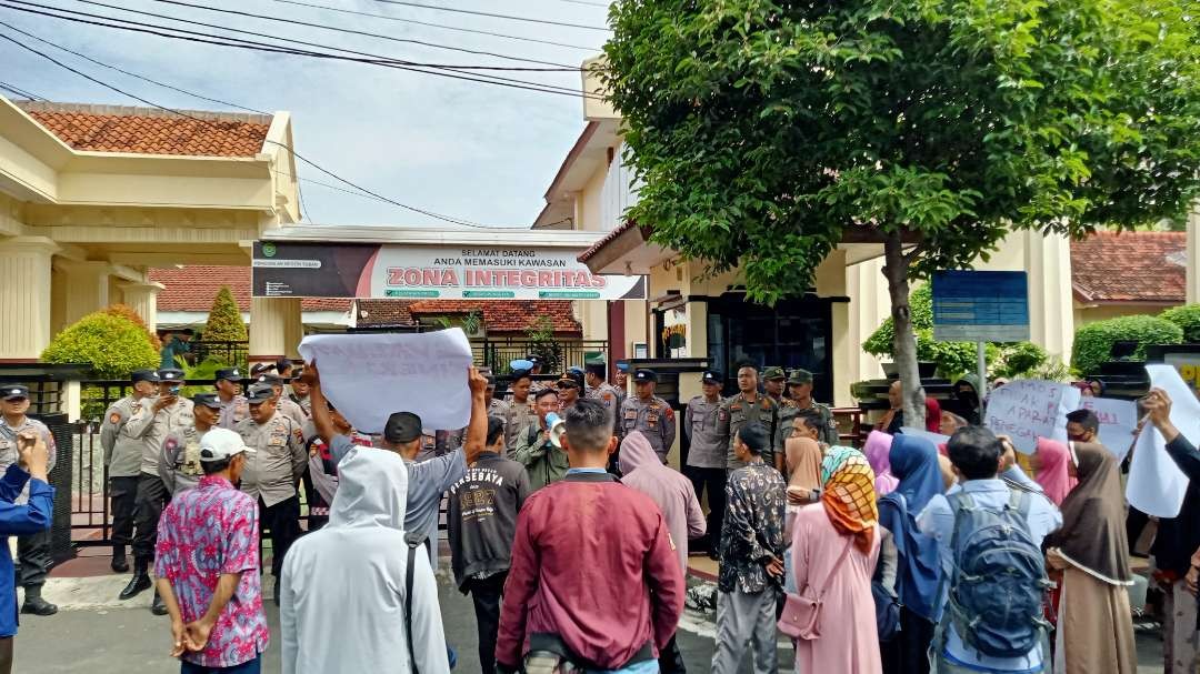 Puluhan masyarakat Tuban melakukan aksi unjuk rasa di depan Kantor Pengadilan Negeri Tuban, Jawa Timur. (Foto: Khoirul Huda/Ngopibareng.id)