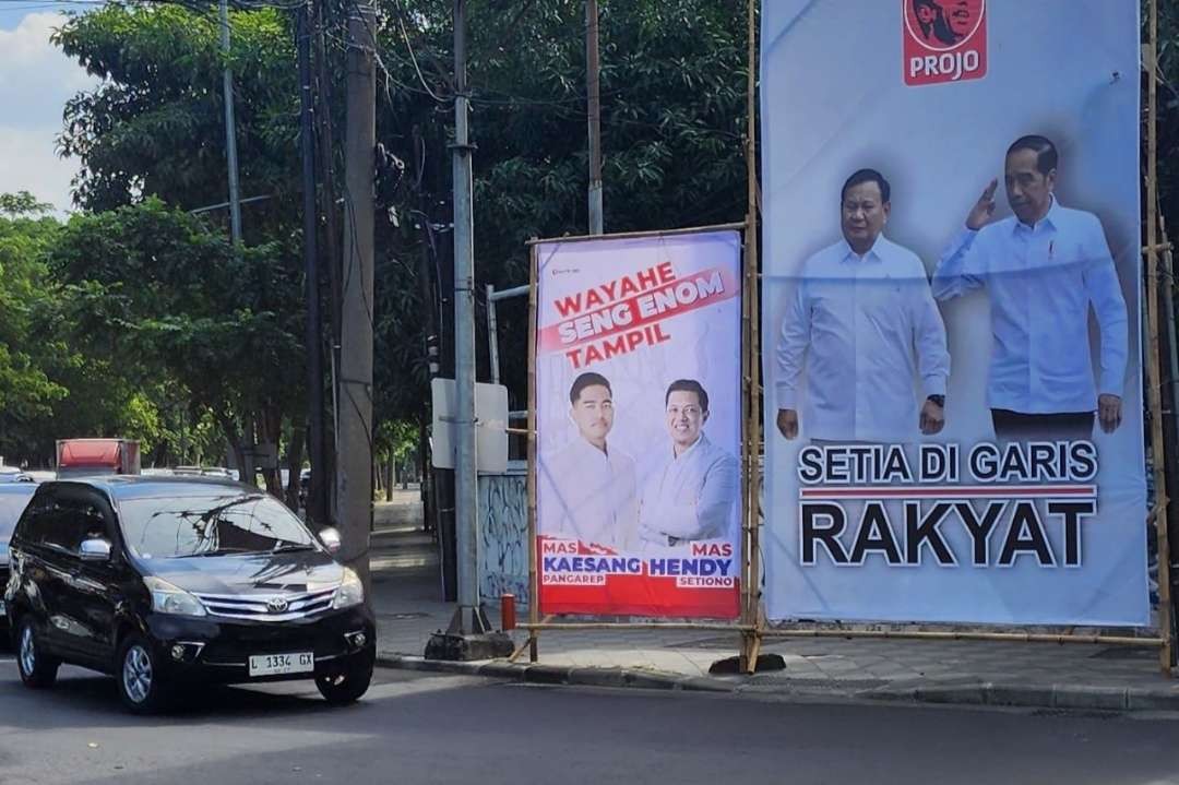 Baliho dukungan kepada Kaesang Pangarep-Hendy Setiono yang berseliweran di beberapa titik di Kota Pahlawan, jelang Pilwali Surabaya 2024. (Foto: Julianus Palermo/Ngopibareng.id)