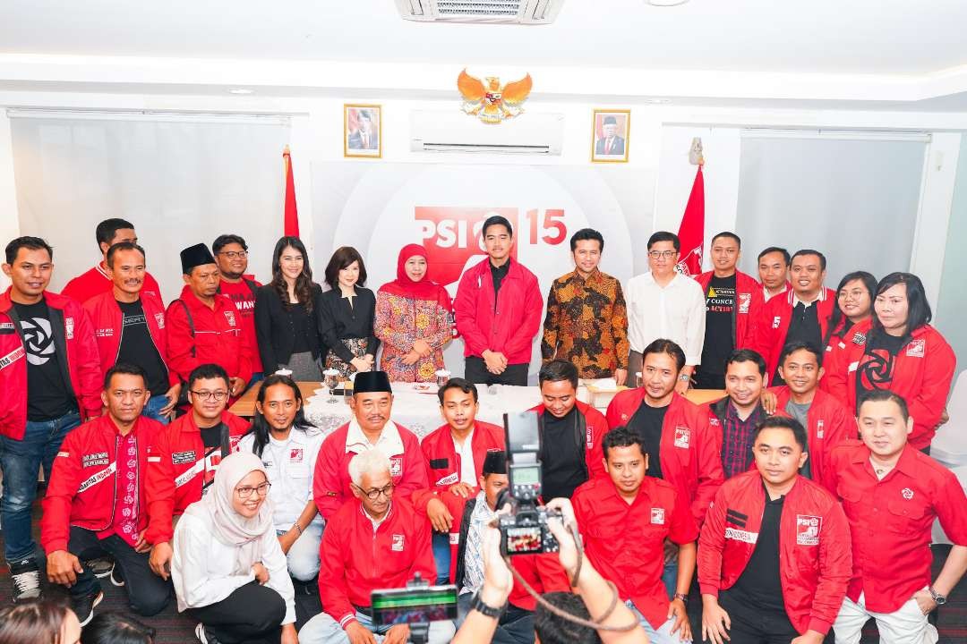 Ketum DPP PSI Kaesang Pangarep berpose bersama pasangan Khofifah Indar Parawansa dan Emil Elestianto Dardak, beserta jajaran seluruh pimpinan daerah PSI se-Jatim. (Foto: Istimewa)