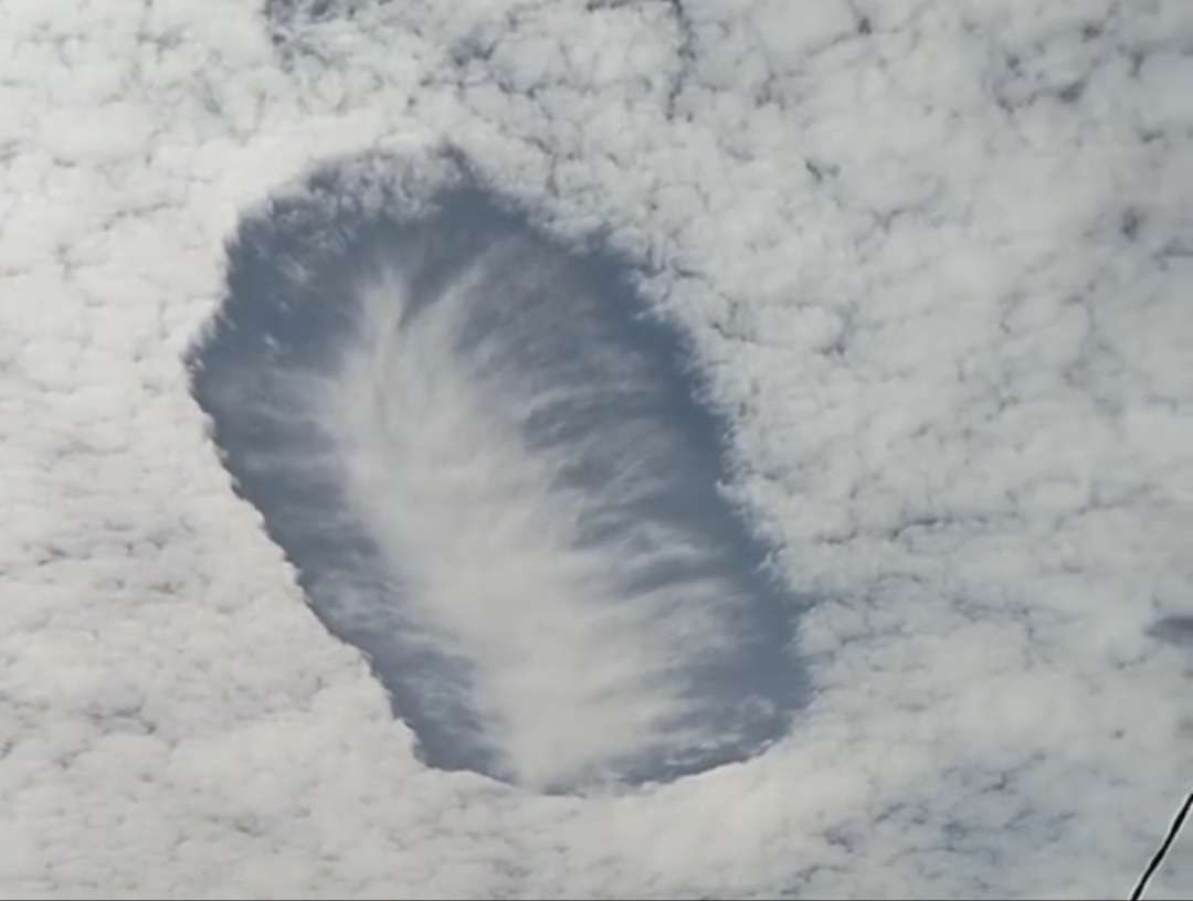 Fenomena awan berlubang di Jember, Jawa Timur. (Foto: TikTok)