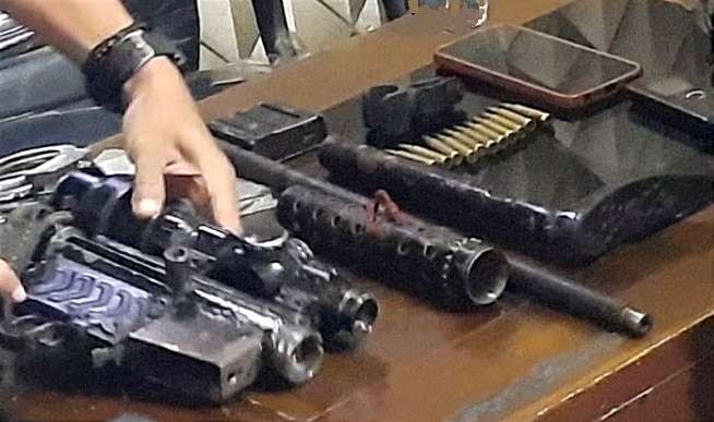 Barang bukti senpi M-16 rakitan beserta belasan peluru kaliber 5,56 mm diamankan Polres Situbondo. (Foto: Dok Polres Situbondo)