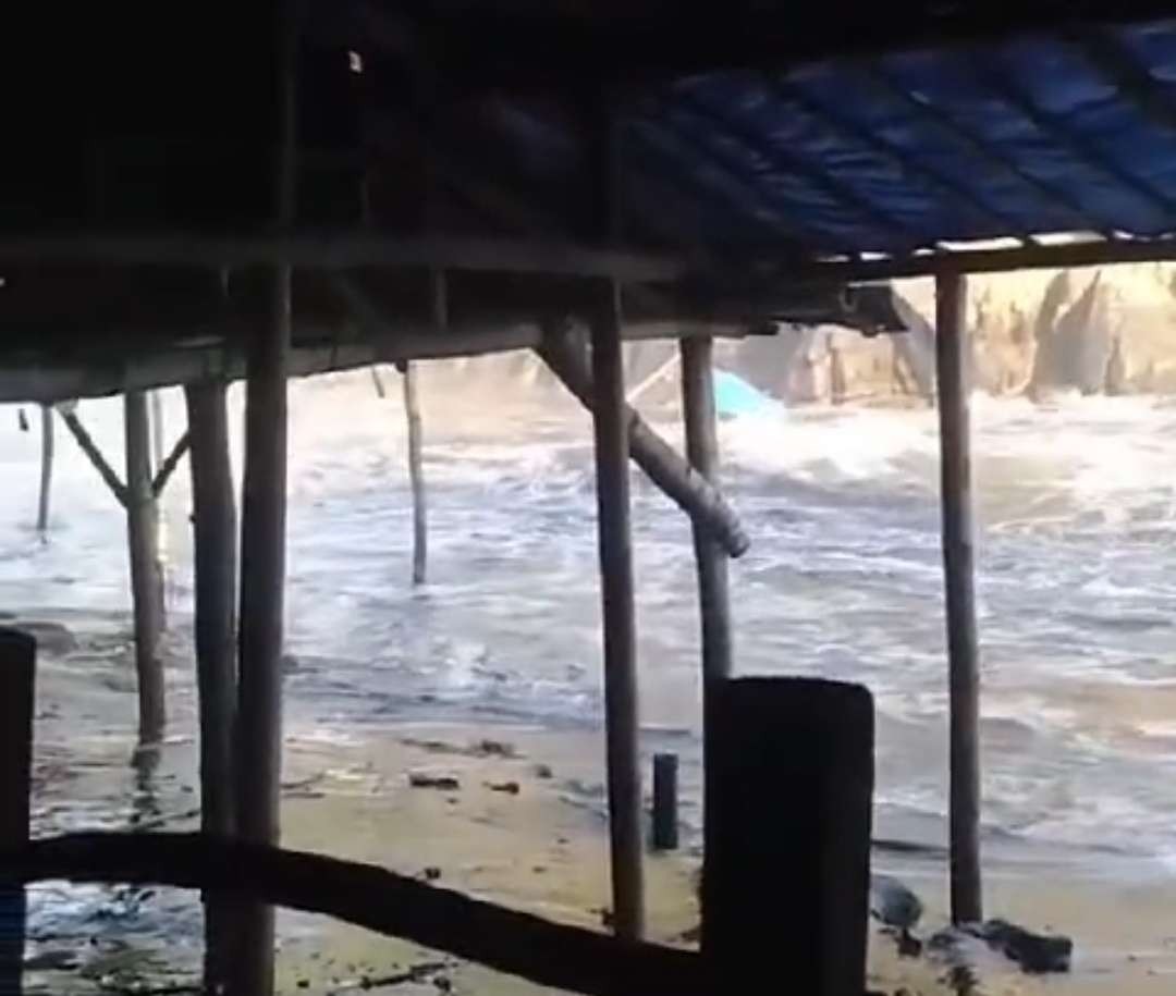 Gelombang tinggi saat menerjang bibir pantai di Jember (Foto: Tangkapan layar video)