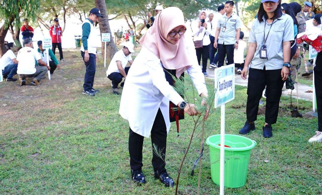 Bupati Banyuwangi Ipuk menanam pohon cemara laut di Pantai GWD (Foto: Humas Pemkab Banyuwangi)