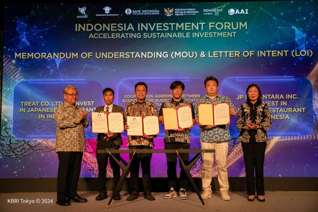 Dubes RI untuk Jepang dan Deputi Gubernur Bank Indonesia Filianingsih Hendarta sambut 100 calon investor Jepang dalam Indonesia Investment Forum. (Foto: Dok KBRI Tokyo)