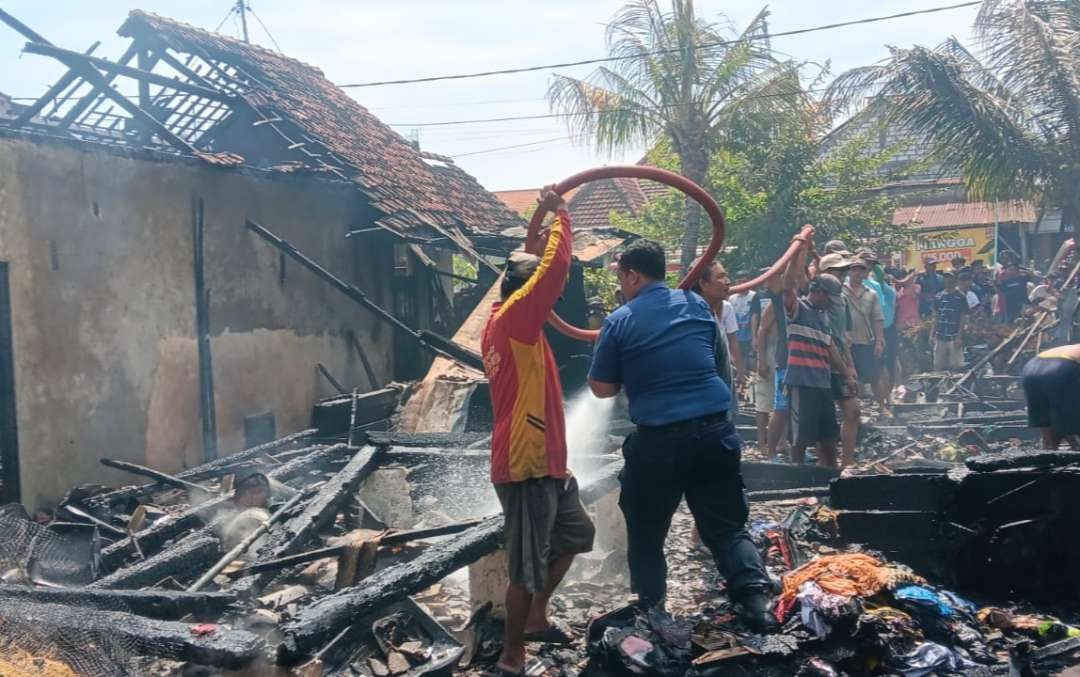 Petugas Damkar Korwil Lamongan sedang memadamkan api ke akaran di Dusun Doro, Desa Karangwedoro, Kecamatan Turi, Lamongan (Foto: Istimewa)