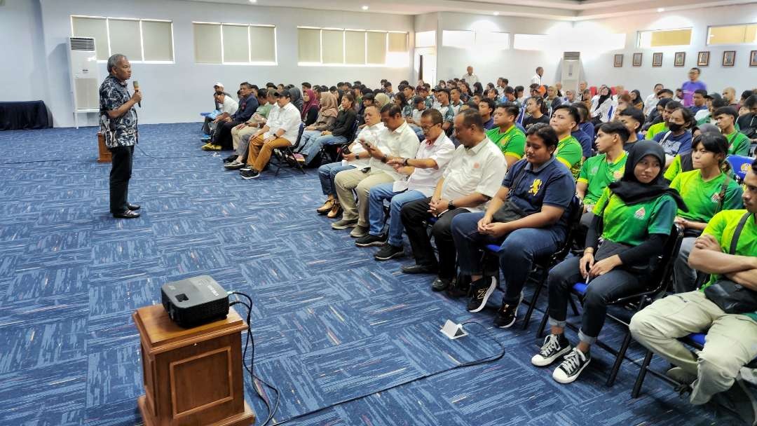 Motivator, Aqua Dwipayana saat memberikan motivasi pada atlet Puslatda Jatim di Gedung FIKK Unesa, Surabaya, Rabu 5 Juni 2024. (Foto: Fariz Yarbo/Ngopibareng.id)