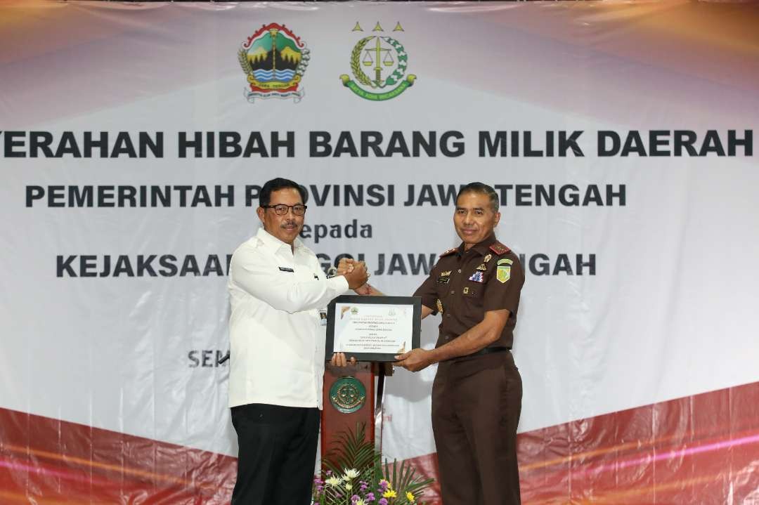 Penjabat Gubernur Jawa Tengah Nana Sudjana Nana Sudjana menyerahkan surat hibah secara simbolis kepada Kepala Kejaksaan Tinggi Jateng I Made Suarnawan di Balairung Astina UTC Kota Semarang, Senin, 4 Juni 2024. (Foto: Pemprov Jawa Tengah)