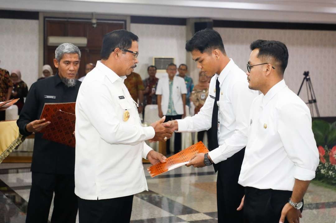 Penjabat Gubernur Jawa Tengah Nana Sudjana melantik ASN di lingkungan Pemprov Jawa Tengah. (Foto: Pemprov Jateng)