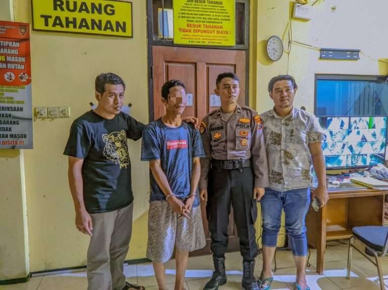 Tersangka pelaku pencuri mesin chopper penggiling padi ditangkap Unit Reskrim Polsek Wonokromo, Polres Pasuruan. Polisi masih memburu dua orang lagi dalam kasus ini. (Foto: dok. polres pasuruan)