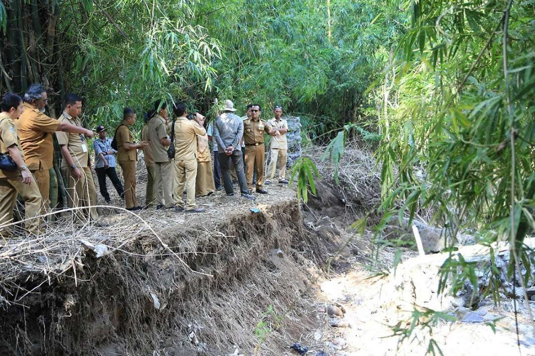 Pj Walikota Probolinggo, Nurkholis saat meninjau proyek bronjong di Sungai Kedunggaleng. (Foto: Dinas Kominfo)