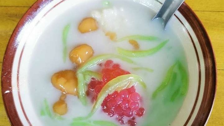 Bubur Seruntul Bu Saudah, legendaris di Mojokerto. Berjualan sejak 1989 sampai sekarang. (Foto: Hanifah Dewi/Ngopibareng.id)