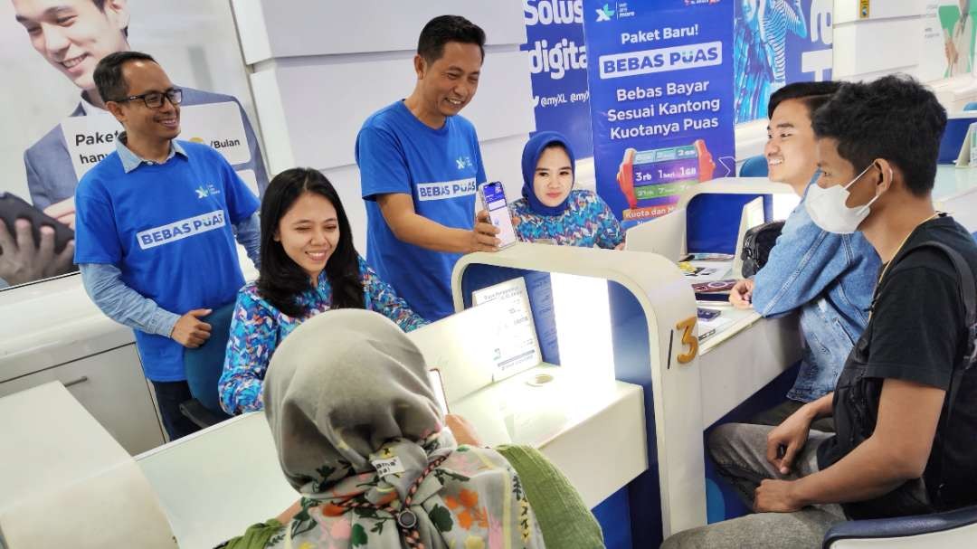 Group Head XL Axiata East Java Region, Dodik Ariyanto (tengah) mengenalkan produk baru kepada pelanggan di Kantor XL Axiata Surabaya, Rabu 5 Juni 2024. (Foto: Fariz Yarbo/Ngopibareng.id)