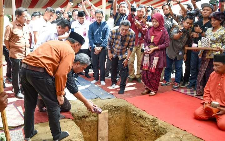 Prosesi Tegak Tiang Tuo menandai secara resmi pembangunan museum di lokasi mega proyek revitalisasi Kawasan Cagar Budaya Nasional (KCBN) Muarajambi, Kabupaten Muaro Jambi, Provinsi Jambi. (Foto: BKHM )