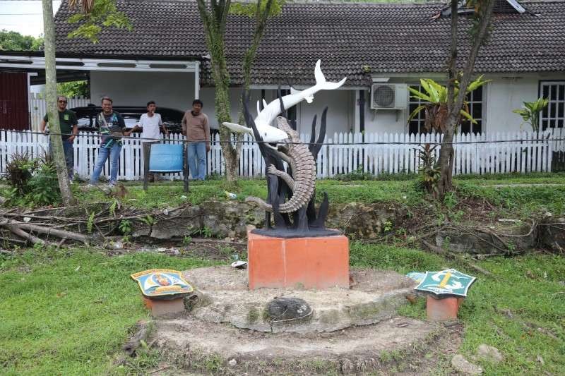 Tugu Surabaya di Balikpapan yang kondisinya mengenaskan. (Foto: Kominfo Jatim)