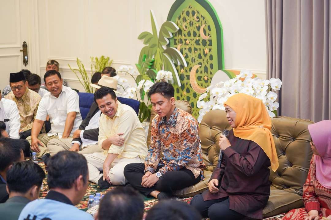 Khofifah Indar Parawansa bersama dengan Emil Dardak saat menemui Wakil Presiden RI terpilih Gibran Rakabuming Raka di kediaman Khofifah di kawasan Jemursari, Kamis 6 Juni 2024. (Foto: istimewa)