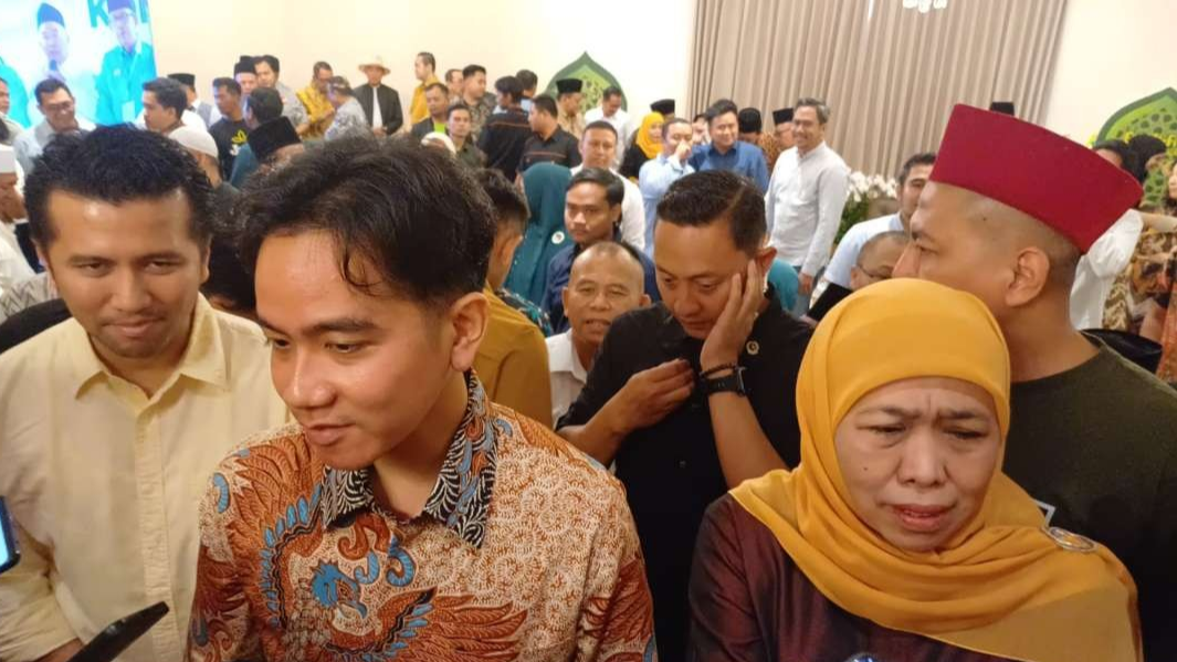 Cawapres terpilih, Gibran Rakabuming Raka bersama pasangan Khofifah-Emil. (Foto: ist)