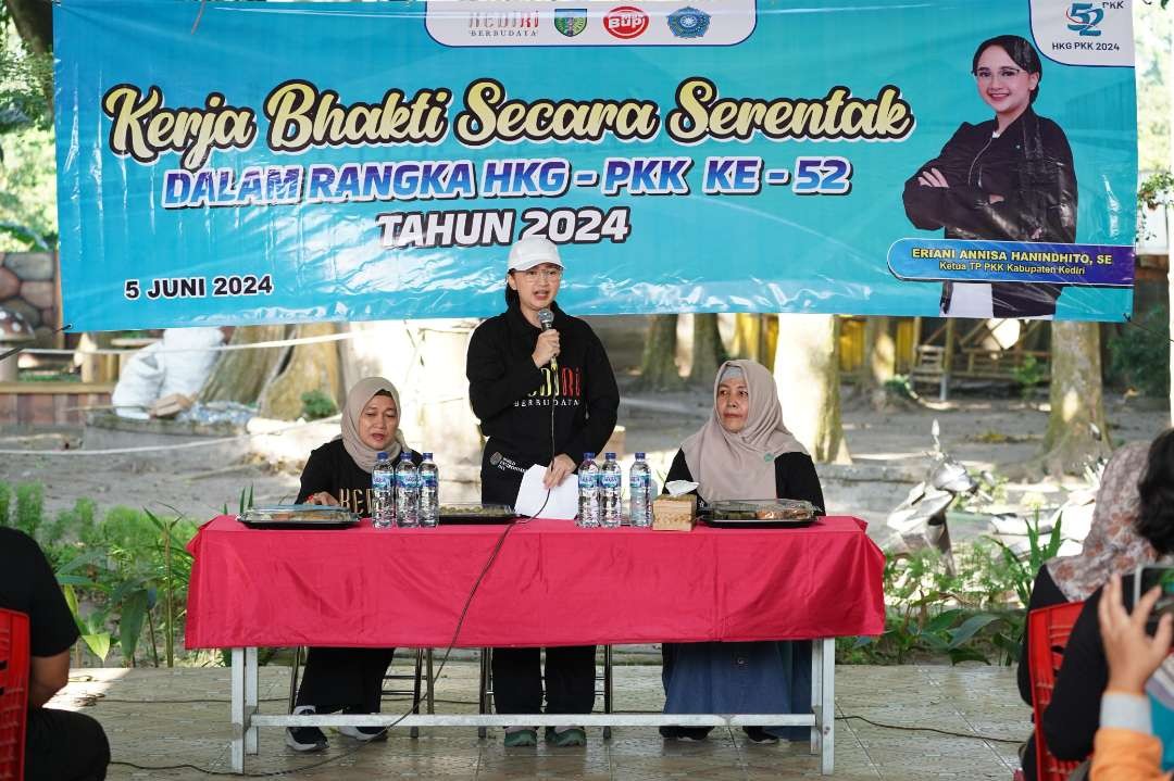 Ketua Tim Penggerak PKK Kabupaten Kediri mengajak ratusan kader melakukan kerja bakti serentak sebagai upaya mencegah penyebaran penyakit demam berdarah. (Foto: Istimewa)