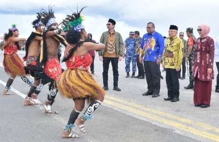 Wakil Presiden Ma'ruf Amin didampingi istri, Wury,  disambut dengan tari adat sebagai ucapan selamat datang di Sorong, Papua. (Foto: Setwapres)