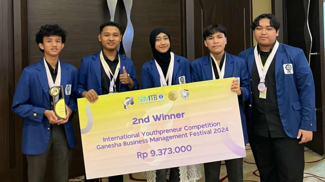 Anggota Tim Chozz ITS (dari kiri) Rafindita Sumar Ramadhan, Fadhel Iqbal Hidayatullah, Putri Amalia Farhana, Dimas Wahyu Saputra, dan Keanu Habibie Putra Alfadhani usai terima penghargaan di ajang IYC ITB 2024. (Foto: Humas ITS)